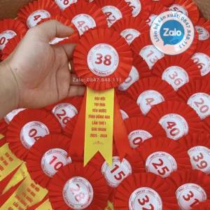 Hoa cài áo đại biểu in số nhảy