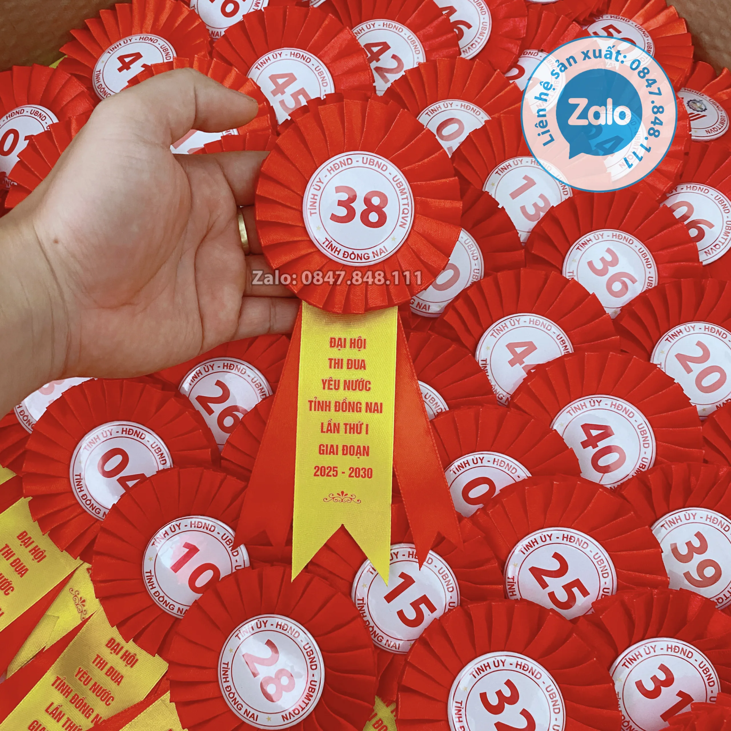 Hoa cài áo đại biểu in số nhảy - Xưởng sản xuất hoa cài áo đại biểu Hoa cài áo đại biểu in số nhảy