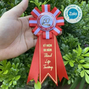Hoa Cài Áo Đại Biểu In Logo Nhựa, hoa cài ngực kỷ niệm 60 năm thành lập