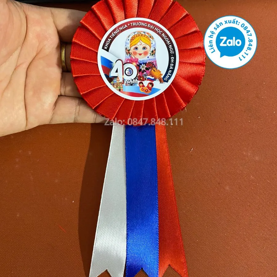 Hoa Cài Áo Khoa Tiếng Nga ĐH Ngoại Ngữ – ĐH Đà Nẵng - Xưởng sản xuất hoa cài áo đại biểu Hoa Cài Áo Khoa Tiếng Nga ĐH Ngoại Ngữ – ĐH Đà Nẵng - Xưởng sản xuất hoa cài áo đại biểu