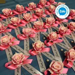 Hoa Cài Áo Tiệc Cưới Đỏ – Hồng: Điểm Nhấn Ngày Hạnh Phúc - Xưởng sản xuất hoa cài áo đại biểu Hoa Cài Áo Tiệc Cưới Đỏ – Hồng: Điểm Nhấn Ngày Hạnh Phúc - Xưởng sản xuất hoa cài áo đại biểu