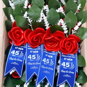 Hoa cài áo kỷ niệm 45 năm ngày ra trường